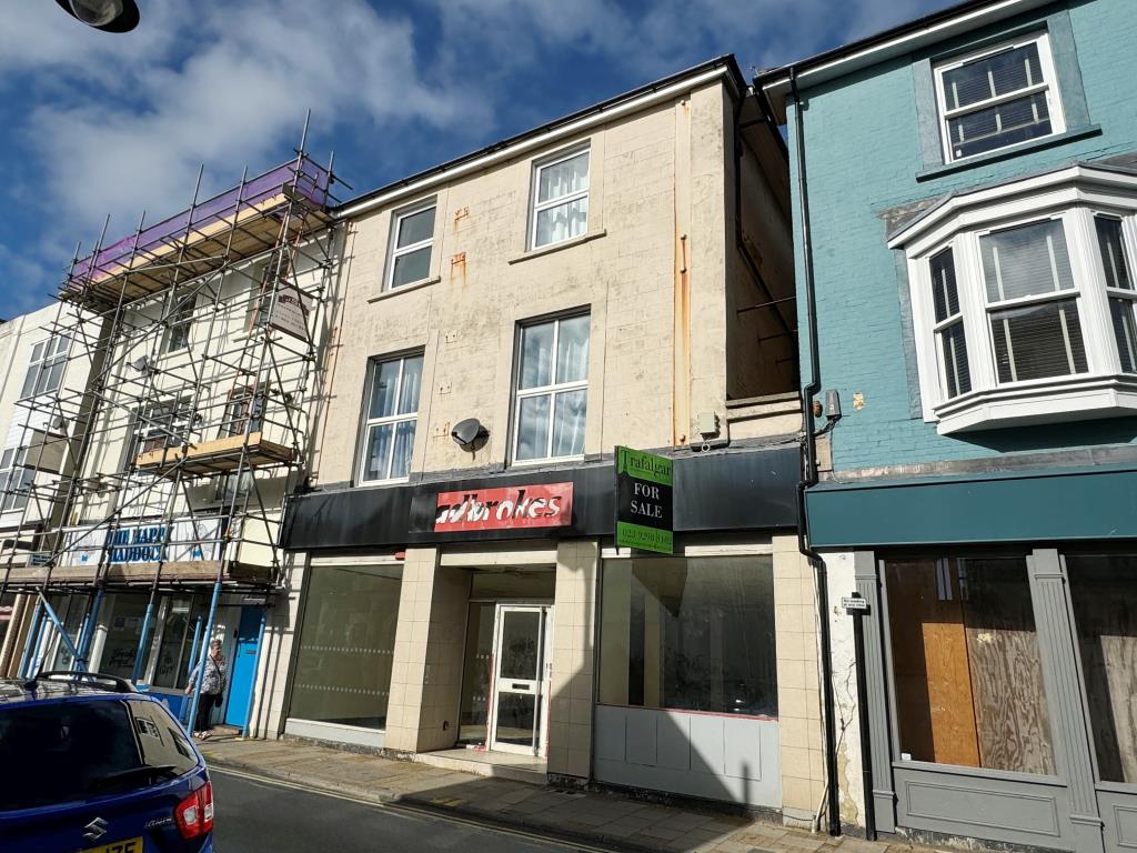 Lot: 113 - 2,300 SQ. FT. FREEHOLD VACANT TOWN CENTRE COMMERCIAL UNIT - High Street property with commercial unit on ground floor